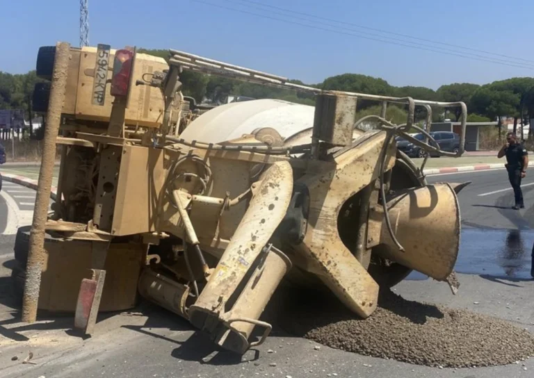 Accidente de camión provoca el cierre de la A-492 desde Corrales hacia Huelva