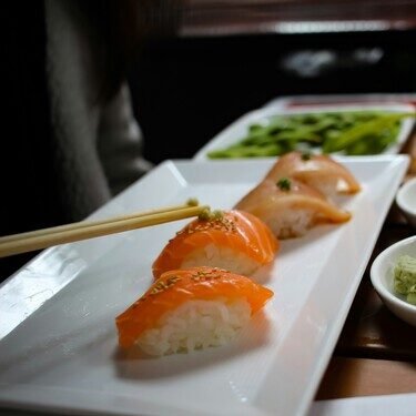 ¿Cómo surgió el sushi con salmón crudo en Japón?